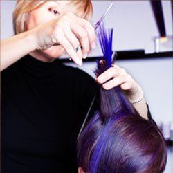Peluquería Duendes estilista cortando el cabello de una mujer